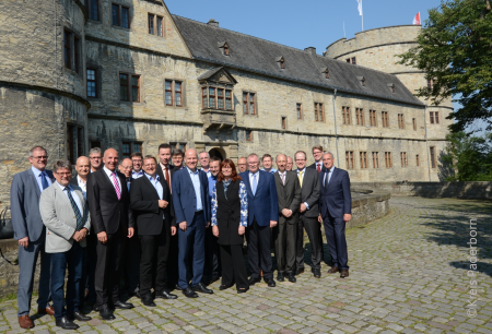 Finanzausschuss des Landkreistages NRW vor der Wewelsburg